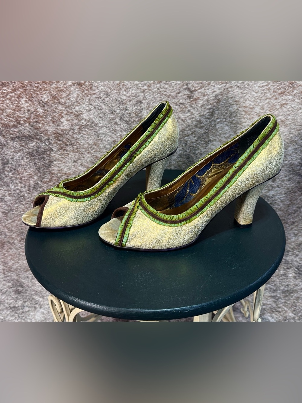 Kensie Green Ruffle Trim Gold Peep-Toe Pumps 9.5